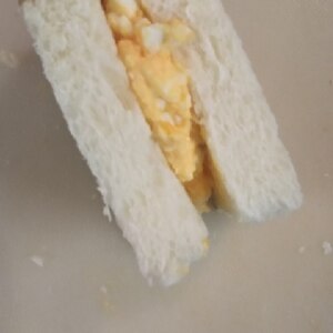 ゆで卵とレタスのサンドイッチ